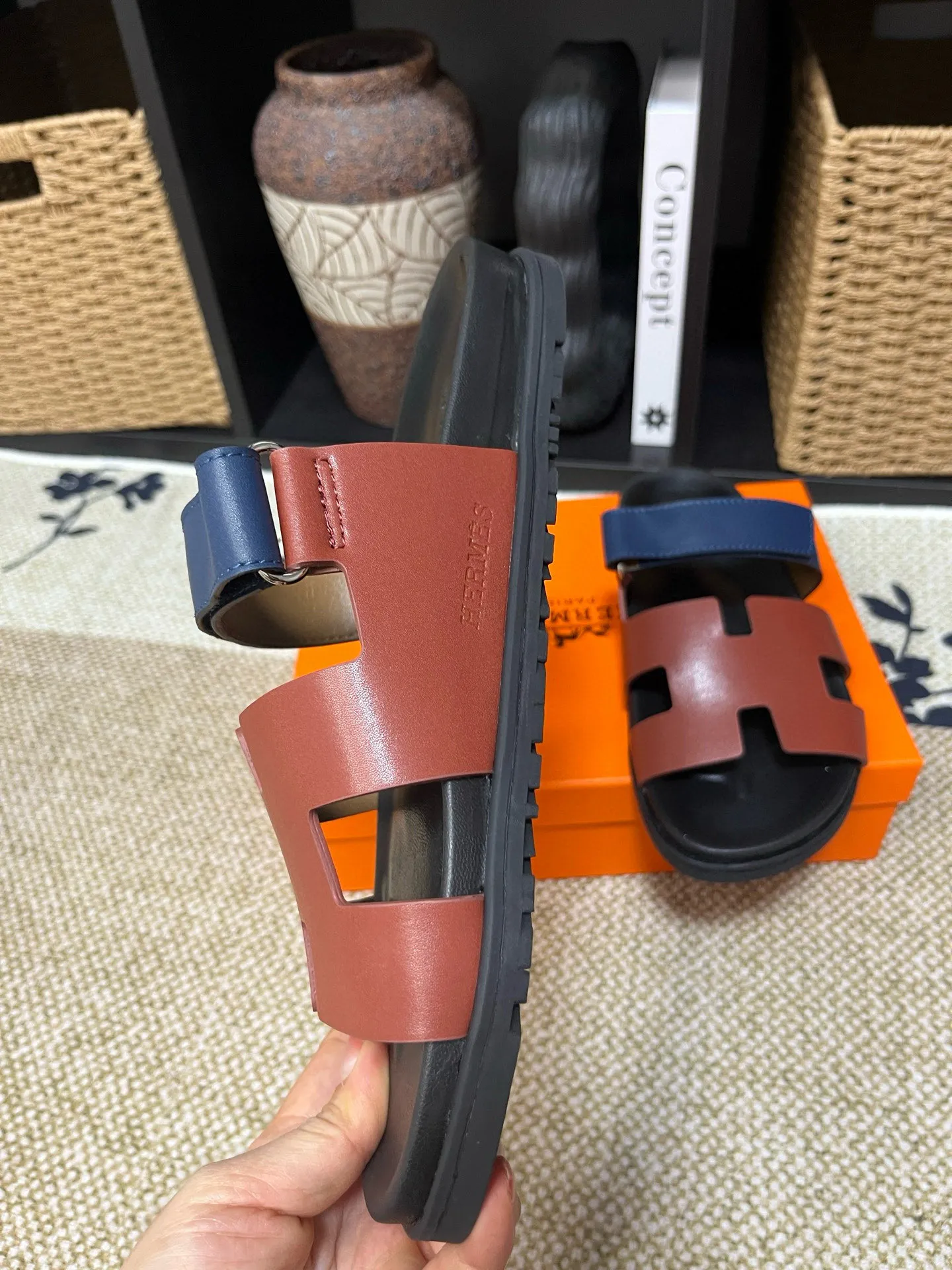 Factory price: 340💰Long-term availability Hermes men's Kazimir slippers for couples - top quality, Hermès woven calfskin functional sandals. The interwoven upper inspired by the "H" iconic pattern creates a casual look, which can be said to be a good companion for summer. Imported cowhide + cowhide lining + TU men's shoes💰Outsole Size: 35-46